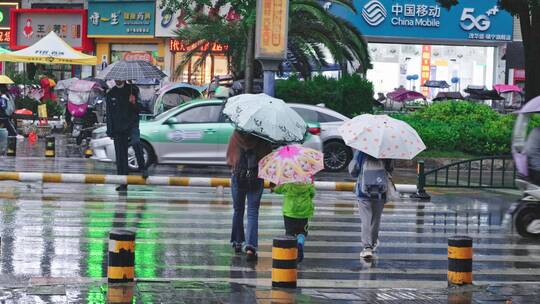 4k实拍雨中行人过马路