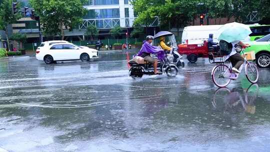 西安大雨路面积水