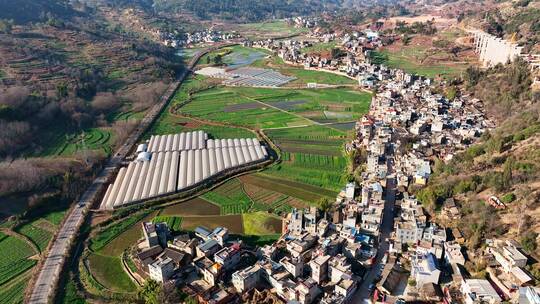 山区村庄与在建高速公路