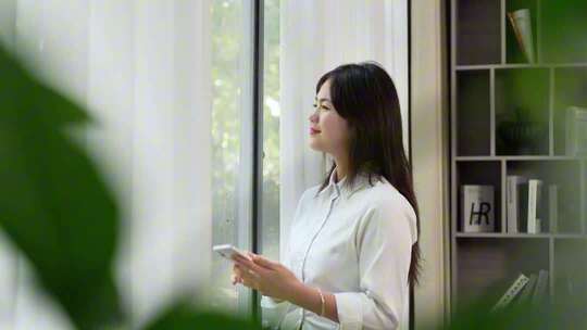 女生休闲惬意美好居家生活工作