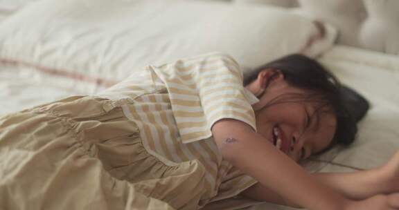 女孩床上微笑瞬间