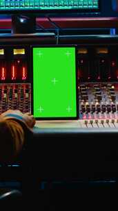 垂直视频非裔美国音频技术员使用绿屏混合和