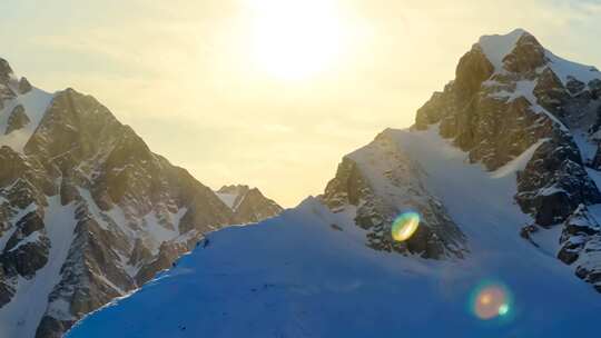 山脉延时摄影日照雪山登顶攀登世界第一峰