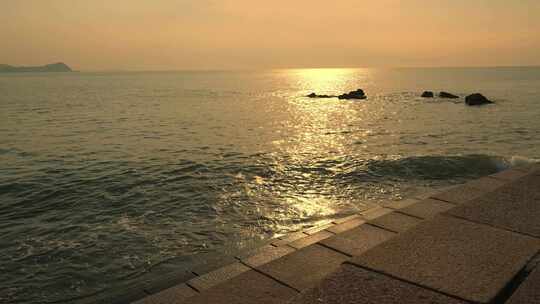 青岛海滨海浪冲击海岸浪花飞溅