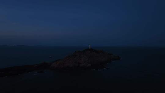 夜晚大海灯塔海上指明灯海岛指引灯海洋灯塔