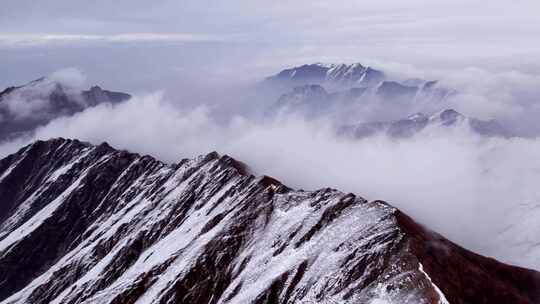 青海拉脊山雪山云雾航拍