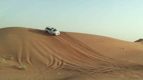 汽车在沙漠里行驶