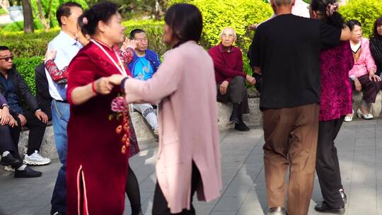 中国公园老年人广场舞城市生活