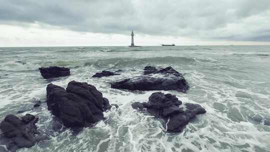 大海边的岩石海浪