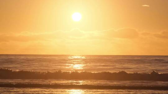 夕阳下的大海平面
