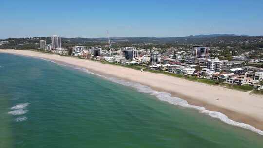 田园诗般的海滩，白天有海滨酒店和公寓楼-棕榈滩，昆士兰，澳大利亚