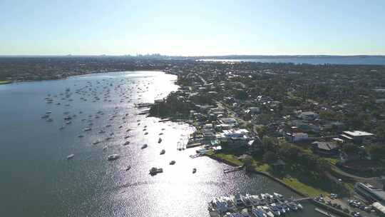 悉尼港附近船只码头的日出鸟瞰图，城市cbd天际线在ho