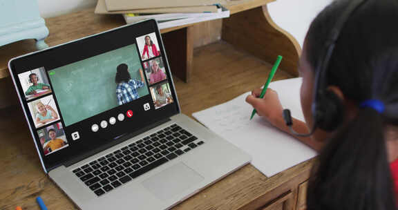 女学生在家使用笔记本电脑进行在线课程，屏幕上有不同的老师和班级
