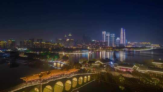 夜景下的城市湖泊与灯火通明的古建筑