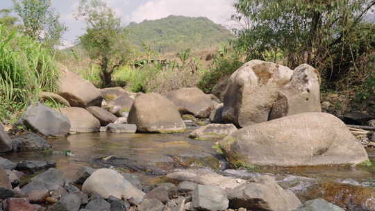 山间溪流与巨石风景
