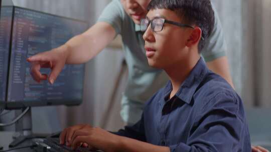男生向老师学习软件代码视频素材模板下载