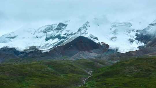 航拍阿尼玛卿雪山