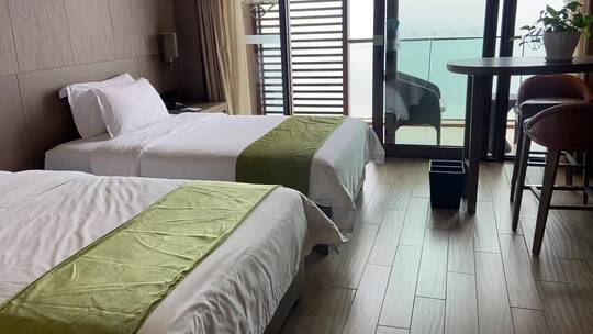 青岛红树林海景酒店客房，海景双人床