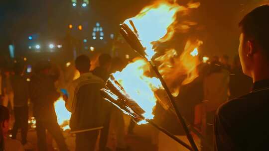 少数民族节日宁蒗彝族火把节欢乐火海