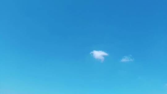 晴空一朵白云演化消失延时有飞机飞过天空视频素材模板下载