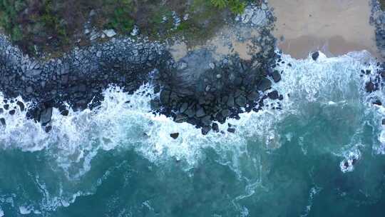 航拍海边岸上浪花礁石俯瞰实拍视频视频素材模板下载