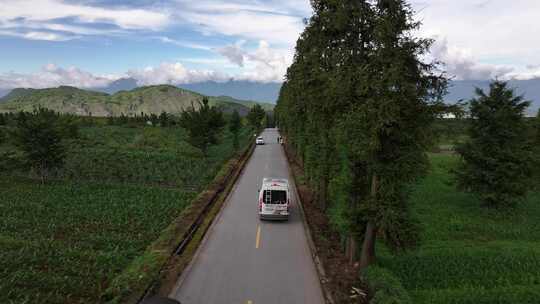 行驶在腾冲火山群的景观大道上