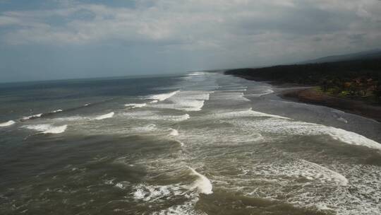 海浪拍打岸边