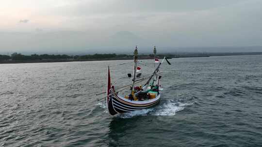 原创 印尼巴厘岛海上航行的渔船航拍风光