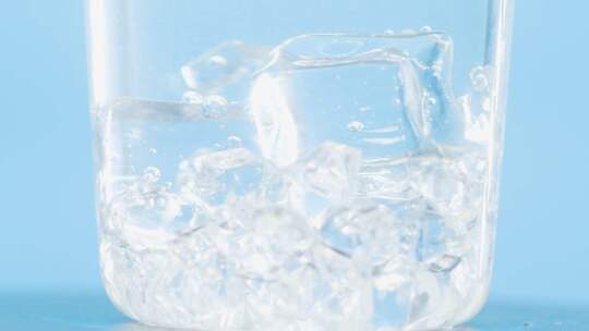 杯子里的水晶假冰块实拍