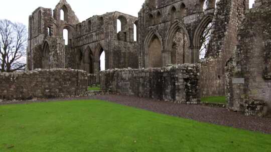 古老的苏格兰修道院低角度向上平移