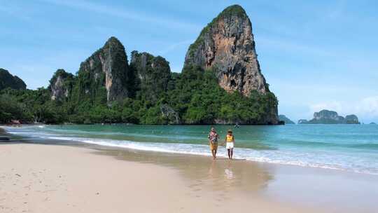莱利海滩甲米泰国夫妇亚洲女人和欧洲男人走在热带海滩上