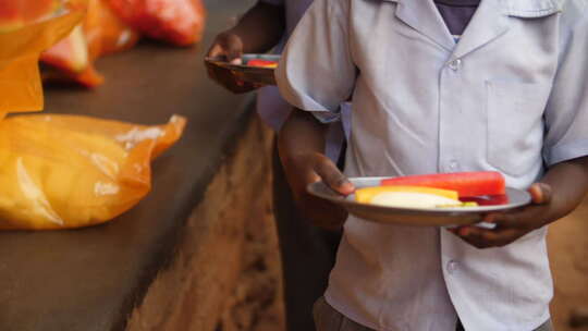 非洲农村小学生从学校供餐计划中获得新鲜水