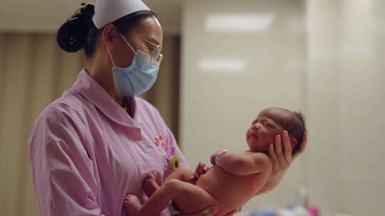 护士温柔怀抱新生婴儿