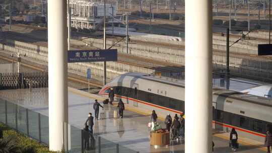 南京南站站台上候车的旅客陆续上车