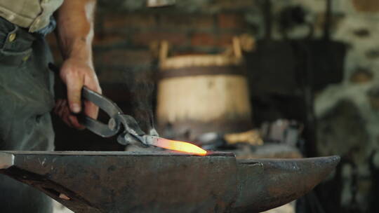铁匠用锤子敲打烧红的铁视频素材模板下载