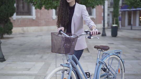 摩洛哥女士穿着休闲装骑自行车白天在户外散步