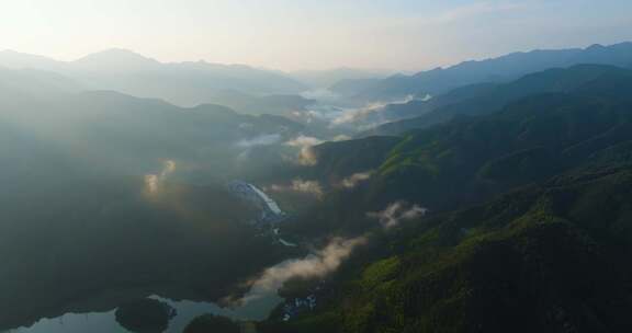 浙江杭州桐庐富春江小三峡芦茨村日出风光