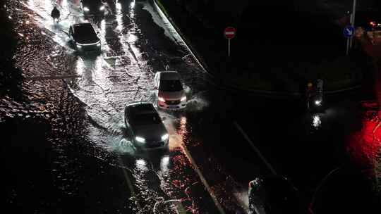 城市暴雨后道路积水夜间行车b