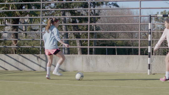 女子足球运动员在足球场踢足球视频素材模板下载
