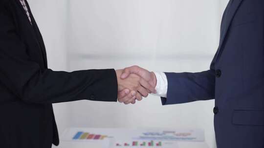 商务人士握手合作场景
