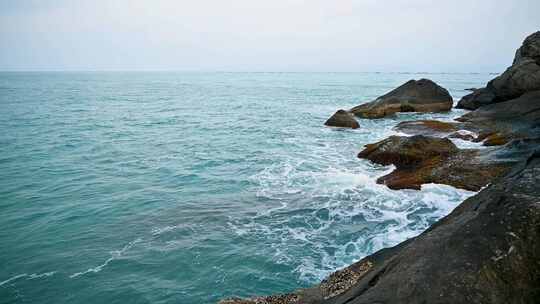 海南早晨海岛日出大海海浪拍打礁石