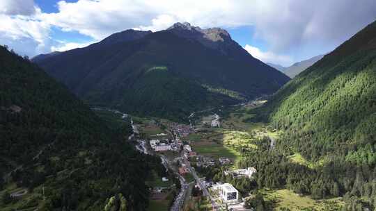 航拍山谷中的甘孜九龙县汤古镇风景