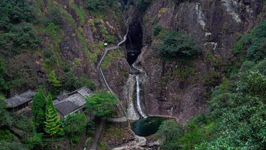 山谷中的壶穴