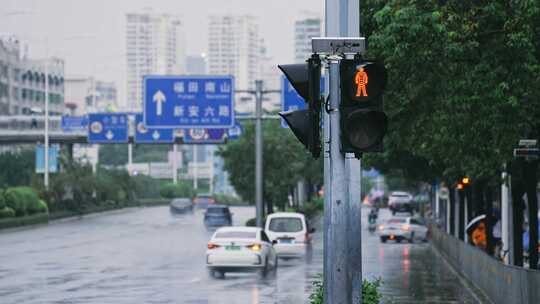 雨天的道路车辆和行人