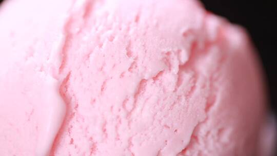 草莓奶油冰激凌
