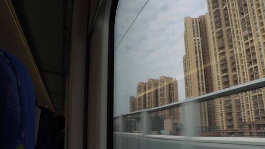 列车车窗外的城市景观