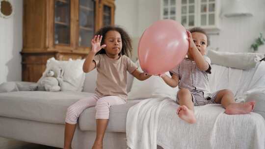 快乐的黑人幼儿在家里玩气球儿童派对和生日