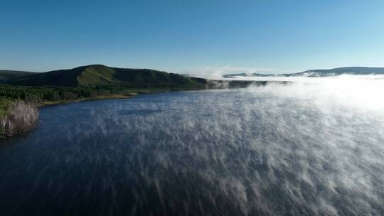 航拍云雾缭绕的湖泊