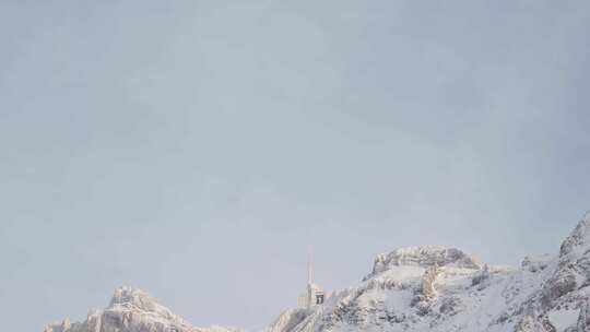 阿尔卑斯山的瑞士山桑蒂斯，有新鲜的雪和雾。美丽的雪山和树木。威
