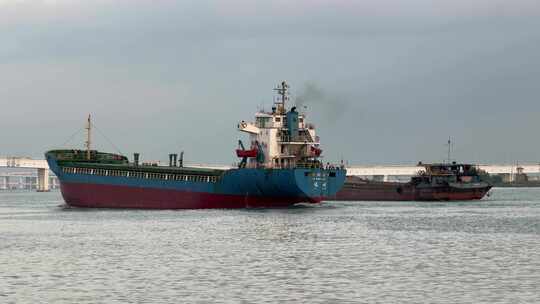 江上行驶的轮船开往澳门的货船海上船只油轮